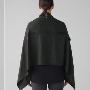 Lululemon Vinyasa Snap Scarf with arm holes / Shawl Jacquard Black Olive Rulu